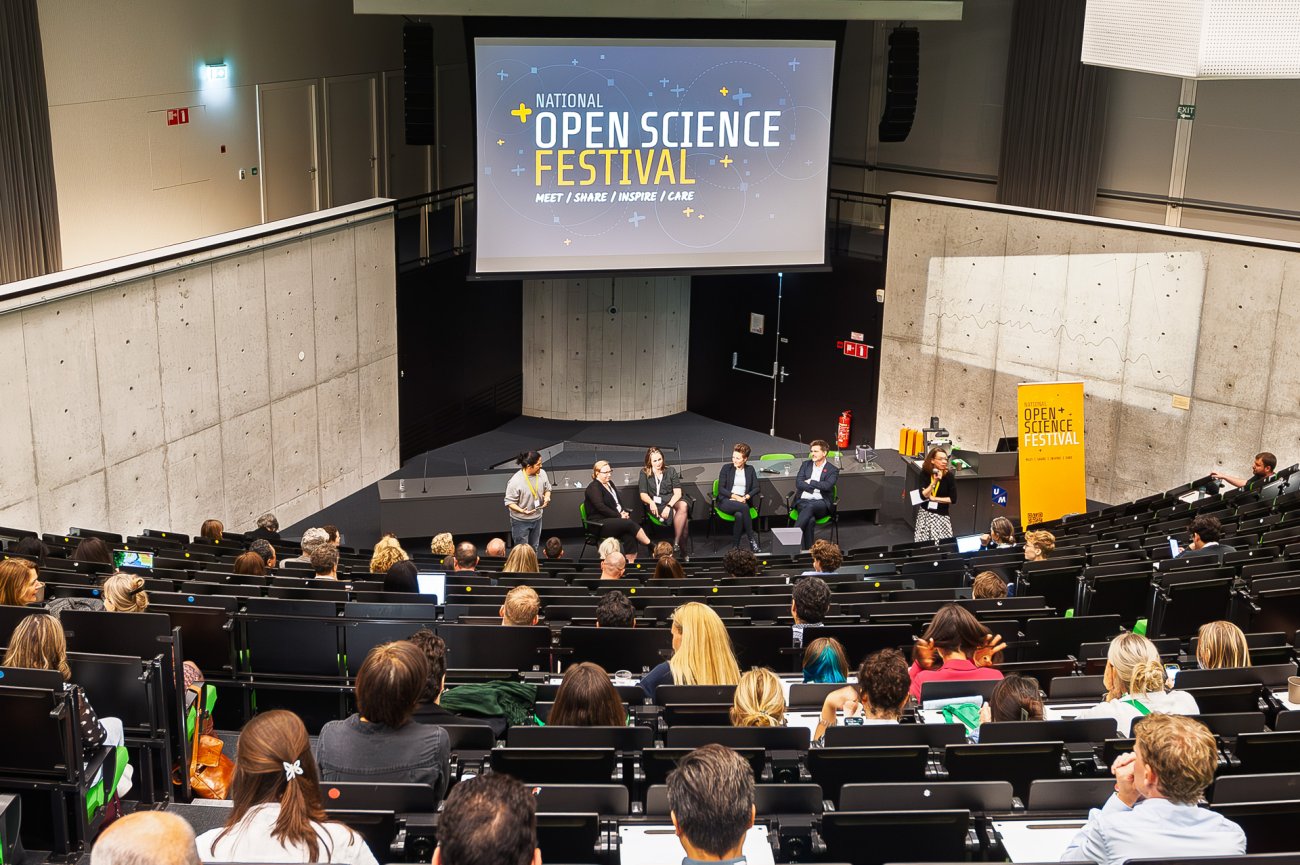 Interview and presentation in the large lecture hall with 6 people on the center stage.
