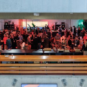 Participants are having lunch and engaging in conversation on the Vide in the TU Delft Auditorium